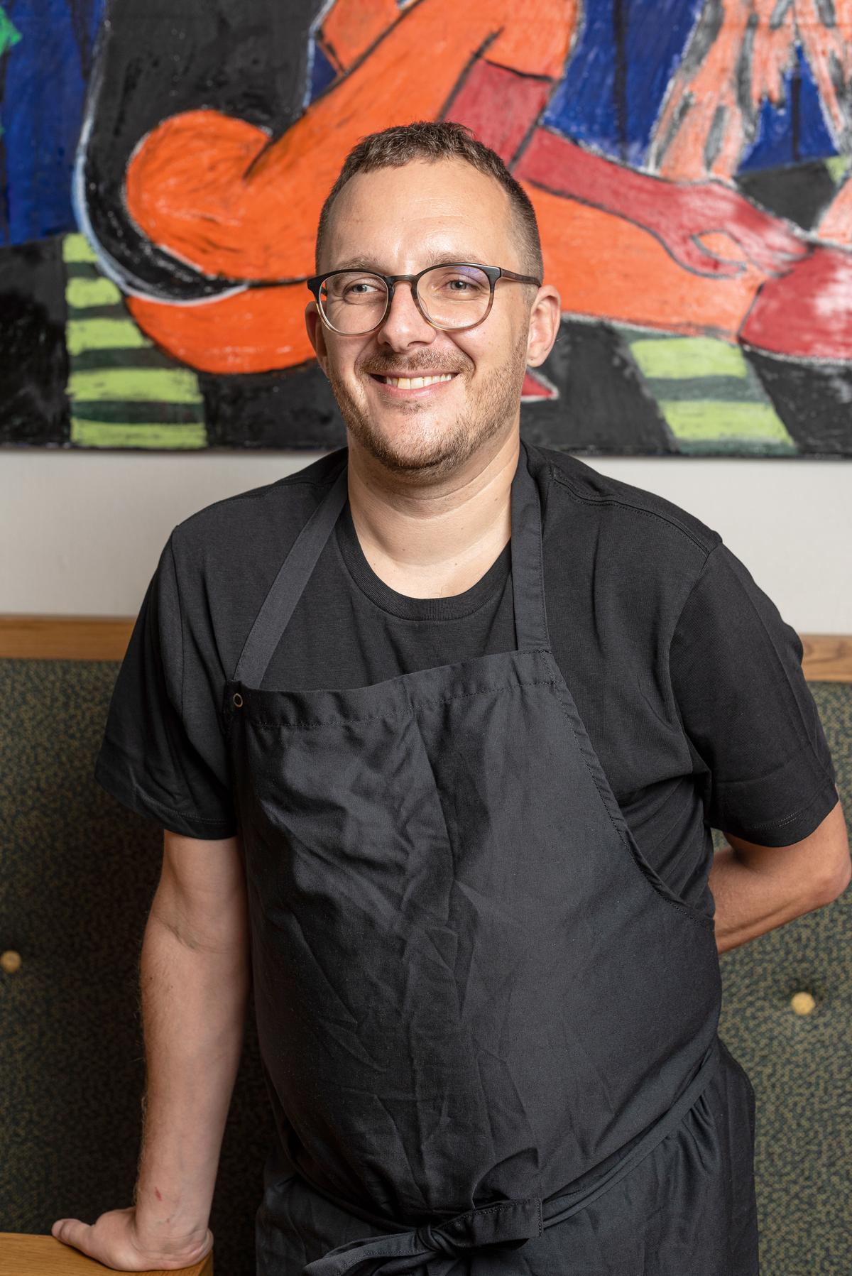 Georg Böhm, promovierter Arabist, ist eher ein Kopfmensch. Er kocht im Café Kandl in Wien Neubau. Mit dem Begriff Comfort Food kann er nicht ganz so viel anfangen. Für sich selbst kocht er immerhin kaum. Lieber für andere. Wenn die sich wohlfühlen, ja, dann habe er ein Comfort Food kreiert.