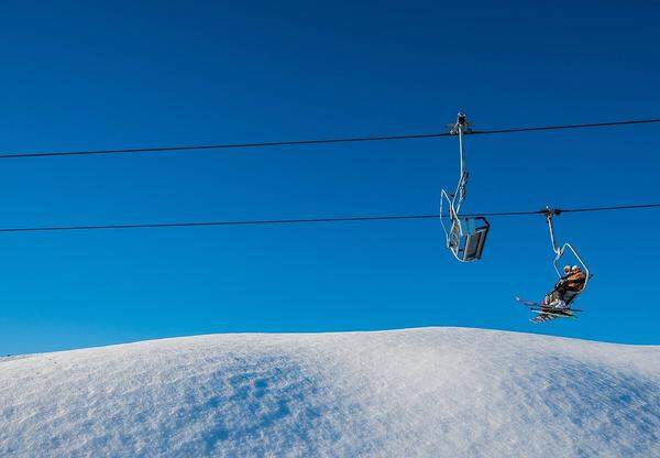 In Mayrhofen werden nicht nur Skifahrer glücklich: Auch andere Sportarten kann man dort ideal ausüben, Paragleiten zum Beispiel oder Wandern. Die Touristen genießen das.