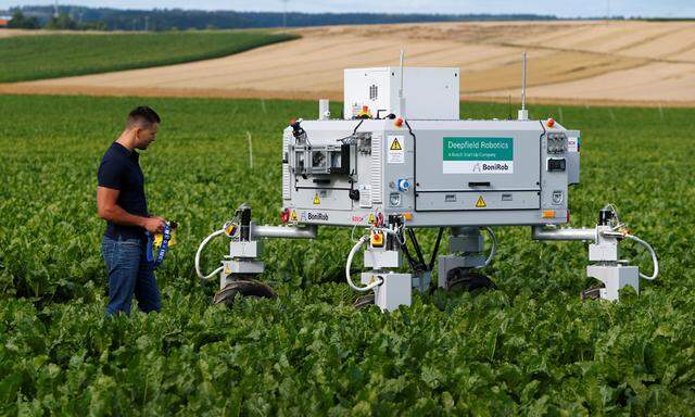 Landarbeiter 4.0: Weitgehend autonom arbeitende Maschinen, wie dieser Bosch-Feldroboter, werden bald die Hälfte aller Jobs übernehmen. 