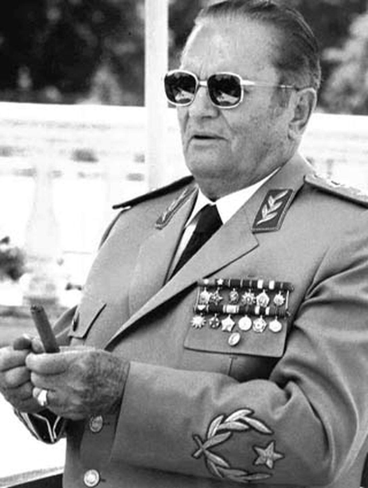 Vor 30 Jahren, am 4. Mai 1980, starb der langjährige jugoslawische Kommunisten- und Staatschef Josip Broz Tito. Zu Lebzeiten wurde er von seinen Landsleuten bewundert und geachtet, nach seinem Tod jahrelang ebenso stark verachtet. Heute wird seine Zeit von ehemaligen Landsleuten in einem objektiveren Licht bewertet.