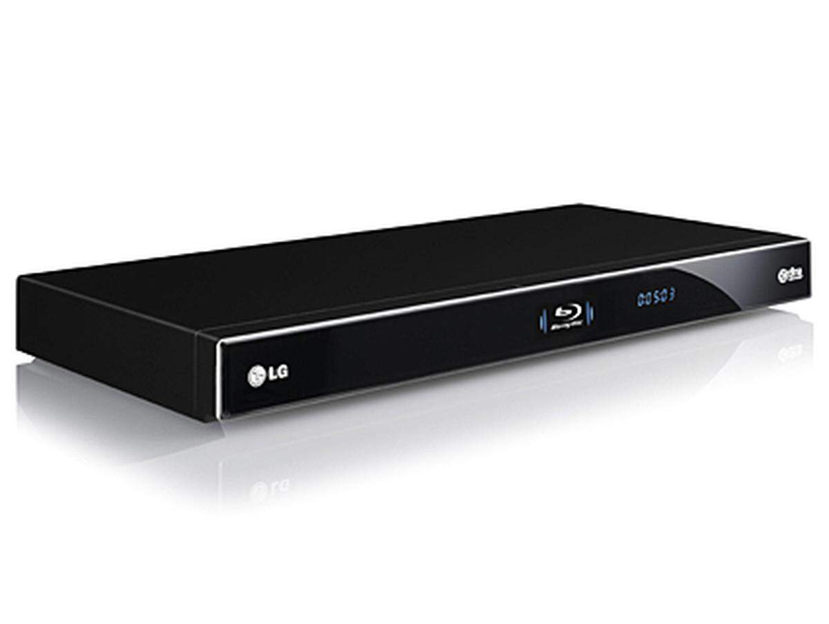 LGs neuester Blu-ray-Player kommt mit WLAN und bietet so Zugriff auf Filme und Fotos im Heimnetzwerk, Blu-ray-Extras wie Online-Spiele und einige Internet-Inhalte wie Wetter und YouTube. HD-Filme können aber auch direkt vom USB-Stick oder externen Festplatten abgespielt werden. Ab sofort, 249 Euro.