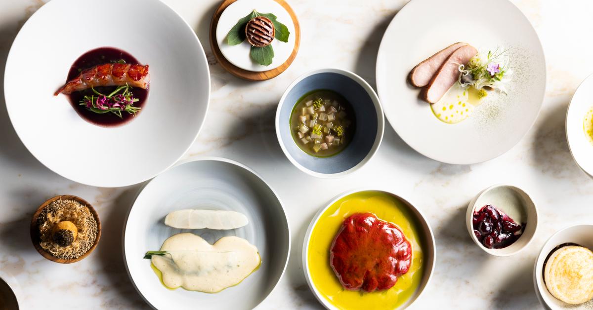 Wo-Kirschen-Neglig-tragen-das-Restaurant-Le-Louis-XV-von-Alain-Ducasse-premium-