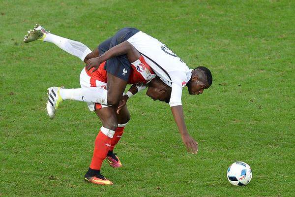 Sportartwechsel im Spiel zwischen Frankreich und der Schweiz. Die artistische Einlage blieb eines der Highlights beim 0:0.