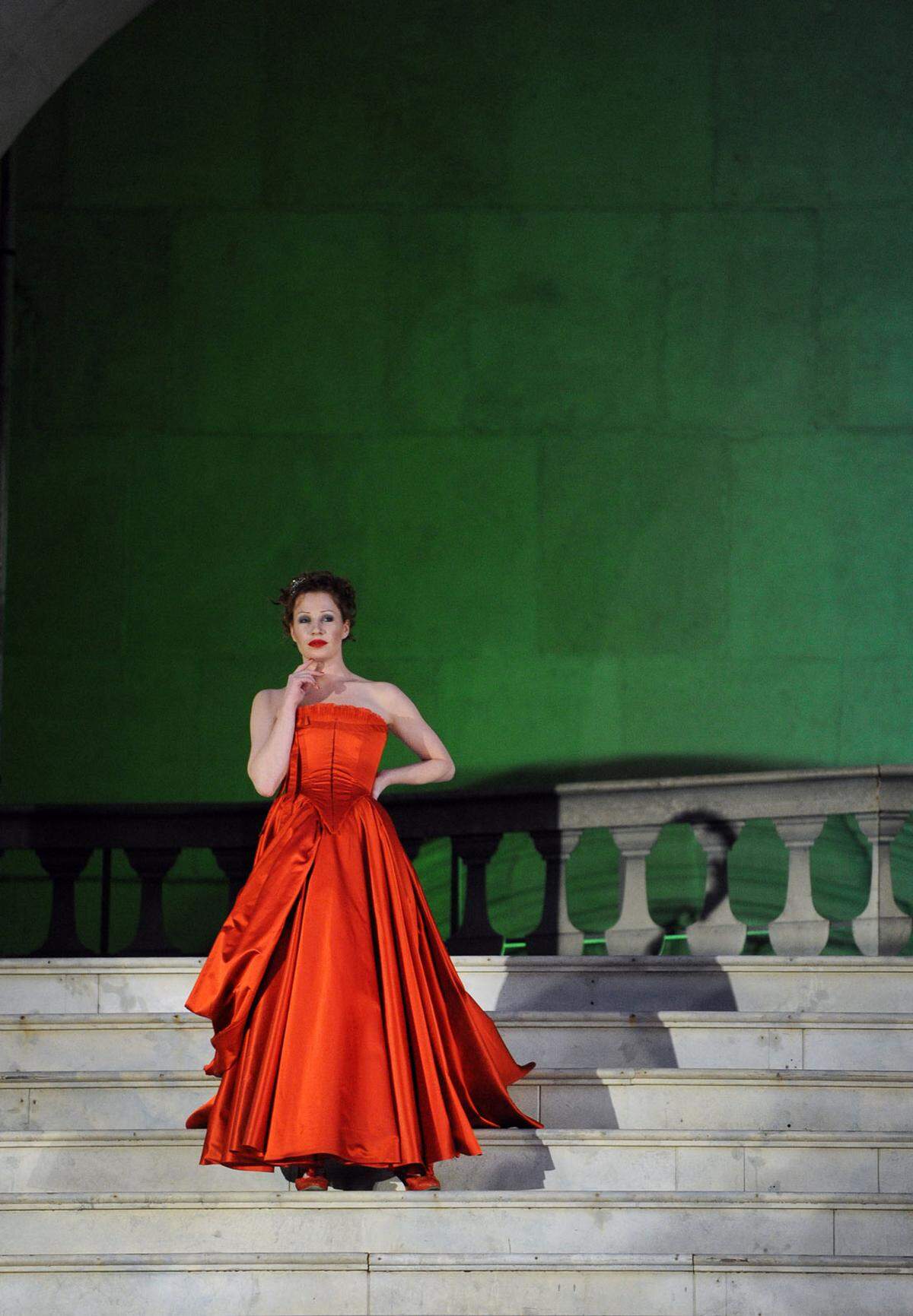 Die dröhnendste Stimme der deutschsprachigen Theaterwelt kleidete 2010 ein Bustierkleid aus sienarotem Seidensatin.