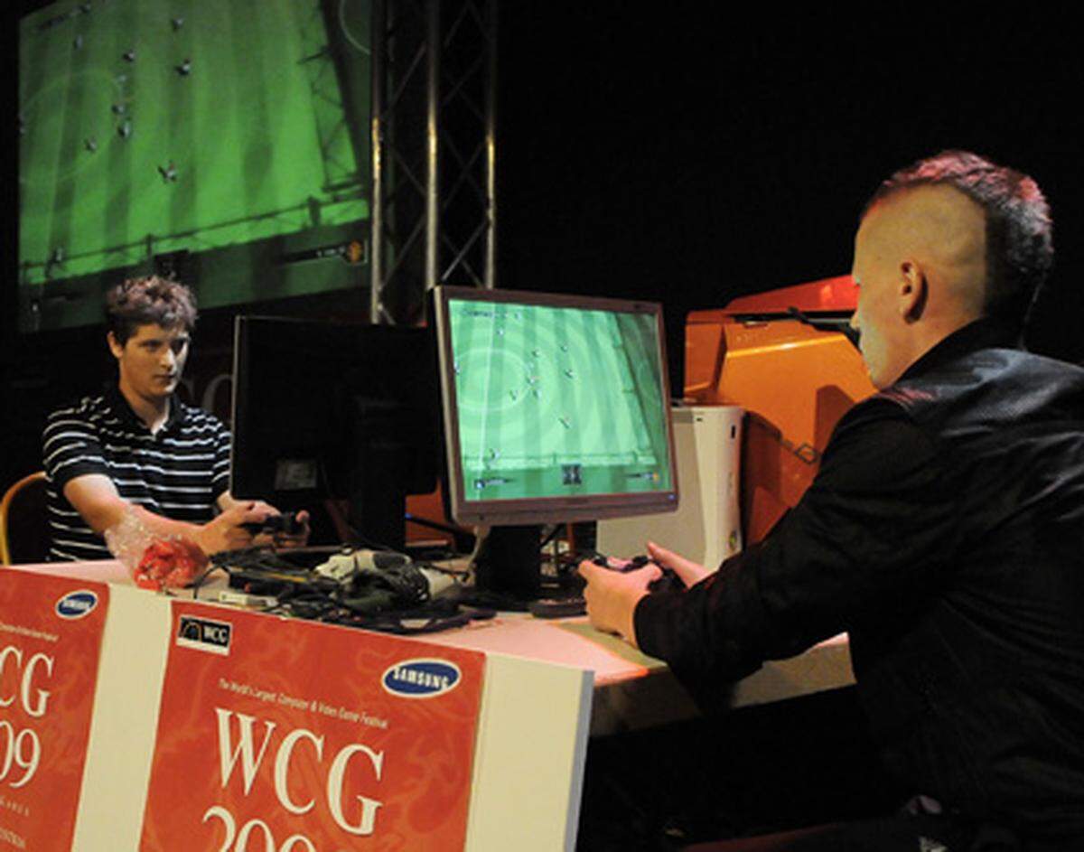 Die World Cyber Games boten spannende Duelle zwischen Top-Gamern. Die besten dürfen nach China auf den internationalen Bewerb fahren. Hier messen sich gerade zwei Teilnehmer im Fußballspiel FIFA 09.
