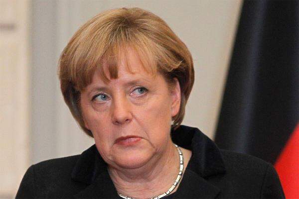 ... Angela Merkel fürgte am Dienstag hinzu: "Was eine Ratingagentur macht, das ist in der Verantwortung der Ratingagentur. Wir werden am Donnerstag und Freitag die Entscheidungen treffen, die wir für die Eurozone für wichtig und unabdingbar halten und damit einen Beitrag zur Stabilisierung der Eurozone leisten", sagte Merkel mit Blick auf den EU-Gipfel.