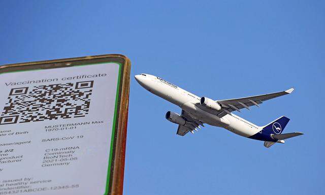 Symbolbild: Digitaler Gr�ner Pass und eine startende Lufthansal-Maschine *** Symbolic image of a digital green passport