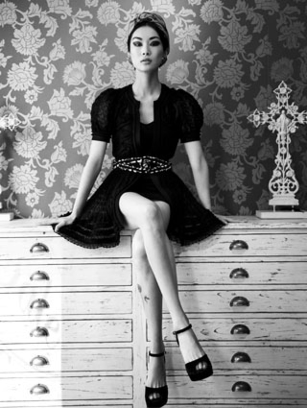 Kleid, Gürtel und Schuhe von Chanel, Kopftuch von Hermès. Preise auf Anfrage.