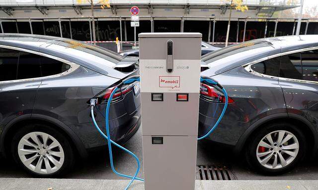 FILE PHOTO: Tesla Model X electric cars recharge their batteries in Berlin