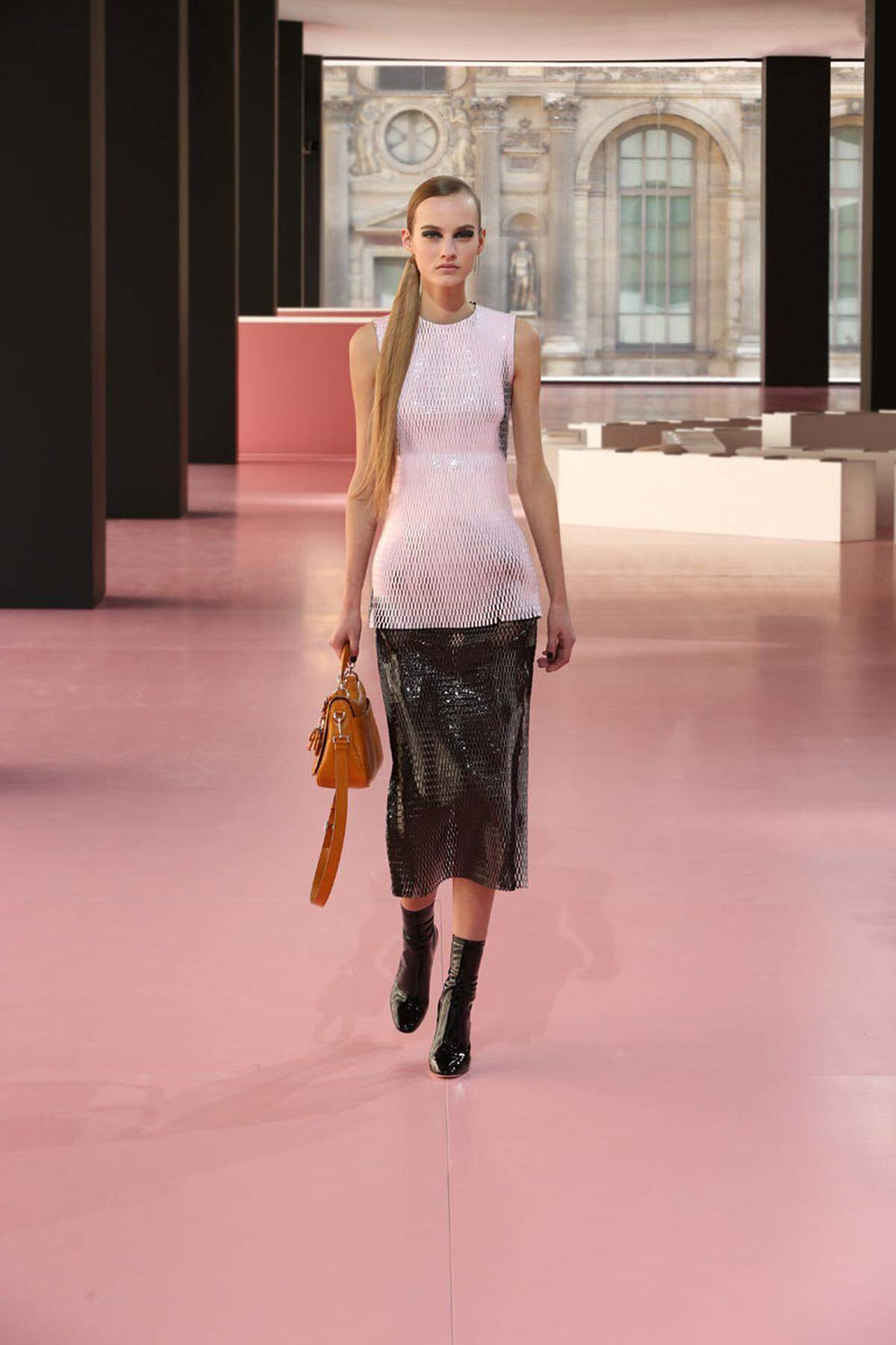 Das geht: Pastellnuancen können fürs erste eingewintert werden und sind wohl erst wieder im Frühling aktuell. Look von Christian Dior.