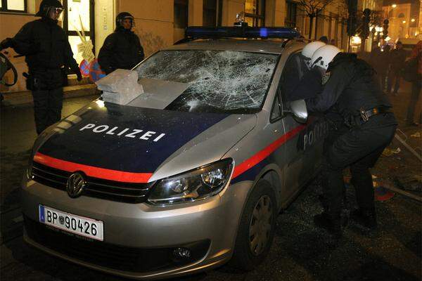 Ein Polizeiauto und ein Übertragungswagen des „ORF“ werden beschädigt. Auch mehrere Auslagen von Geschäften in der Innenstadt schlägt der "schwarze Block" ein.