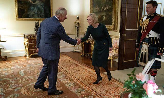 König Charles III. begrüßt Liz Truss.