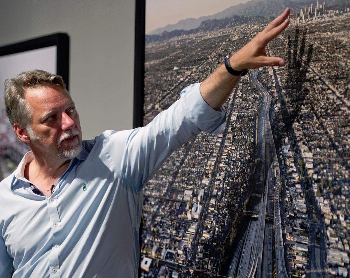 Die Panoramen des kanadischen Fotografen Edward Burtynsky stehen in ihrer Ästhetik und Schönheit in der Tradition der Landschaftsmalerei des 19. Jahrhunderts – und gleichzeitig im völligen Kontrast zu ihrem dramatischen Inhalt."Oil" ist eine "einzigartige Kartografie des Rohstoffes" und deckt in vier Kapiteln dessen enorme Auswirkungen auf.Alle Bilder: (c) Edward Burtynsky. Courtesy Nicholas Metivier, Toronto. Ausstellung: C/O Berlin.