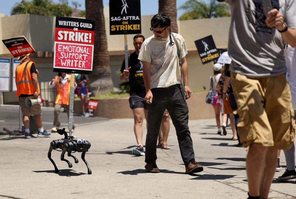 In Hollywood streiken nach wie vor die Schauspieler und Drehbuchautoren. Unterstützung bekommen sie unter anderem von Gato, einem Roboterhund, der mit den Streikenden mitmarschiert.