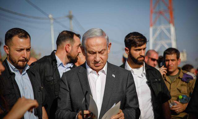 Benjamin Netanjahu bei einem Militärbriefing in der Nähe von Dschenin. 