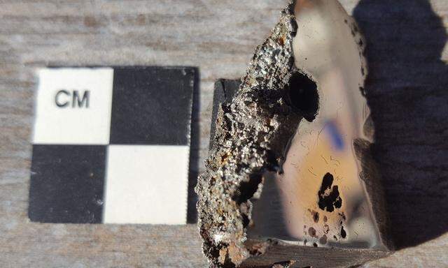Der untersuchte Teil des Meteorits ist nur ein paar Zentimeter groß.