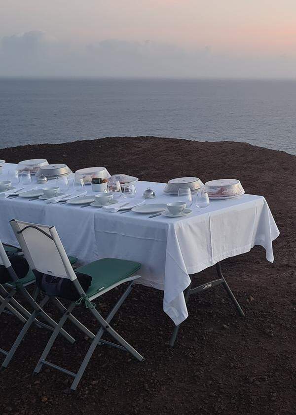 Das Frühstück auf der Klippe ist eine Kombination aus Naturerfahrung und Luxus.
