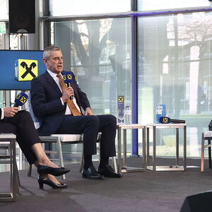 Birgit Brunsteiner führte durch den Talk@Raiffeisen, an dem Heinrich Schaller, Generaldirektor der Raiffeisenlandesbank Oberösterreich, Stefan Pierer, Präsident der IV OÖ und via Internet Wirtschaftswissenschaftler Lars Feld teilnahmen.