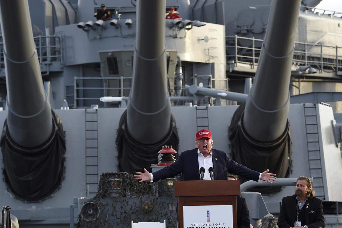 Aus den USA schwappt ab und zu der Präsidentschaftswahlkampf zu uns herüber - vor allem provozierende Aussagen des republikanischen Kandidaten Donald Trump, hier vor der USS Iowa, einem Kriegsschiff aus dem Zweiten Weltkrieg.