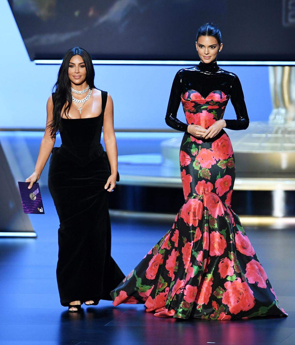 Kim Kardashian und Kendall Jenner stachen in Vivienne Westwood und Richard Quinn ins Auge.
