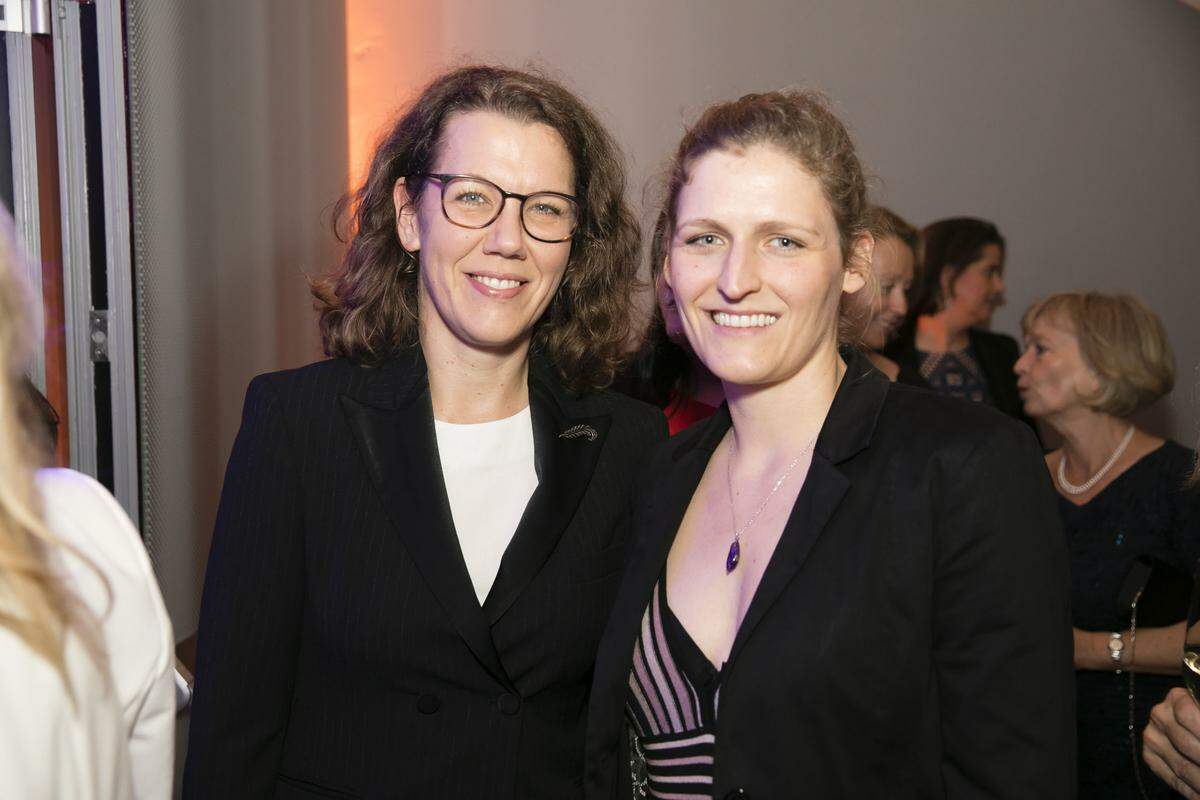 Ebenso wie Bildungs-, Wissenschafts- und Forschungsministerin Iris Rauskala mit Gattin Lisanne Schneider. 