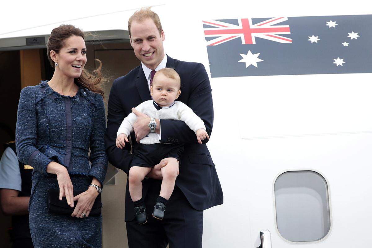 William und Kate wollen eine möglichst "normale" Kindheit für ihre Kinder. Abgesehen davon, dass es für so junge Engländer keineswegs normal ist, in Palästen zu wohnen, First-Class um die Welt zu jetten und auf den Titelseiten von Hochglanzmagazinen zu erscheinen.