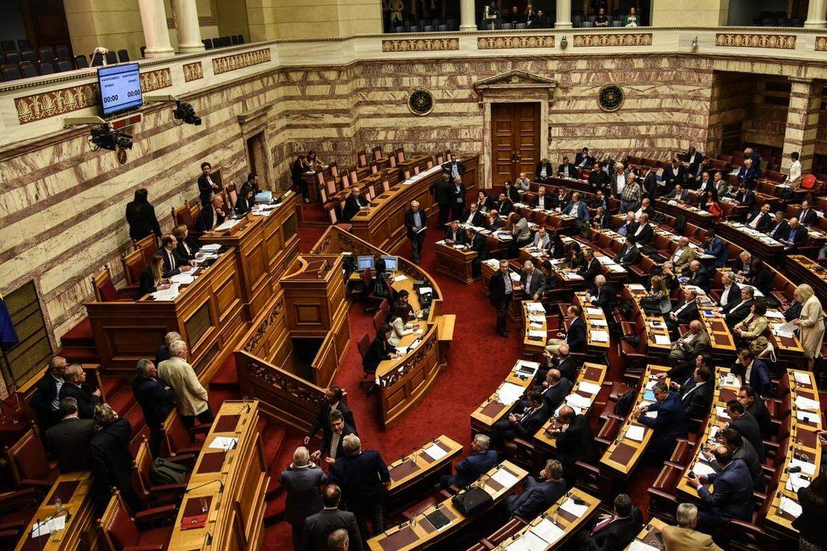 Das griechische Parlament hat ein umstrittenes Gesetzespaket mit neuen Sparmaßnahmen gebilligt. Das Paket, das 1,8 Milliarden Euro in die Staatskassen spülen soll, ist Teil der Vereinbarung Griechenlands mit seinen internationalen Gläubigern, insgesamt 5,4 Milliarden Euro einzusparen - nur so kann das pleitebedrohte Land mit weiterer finanzieller Unterstützung rechnen. 