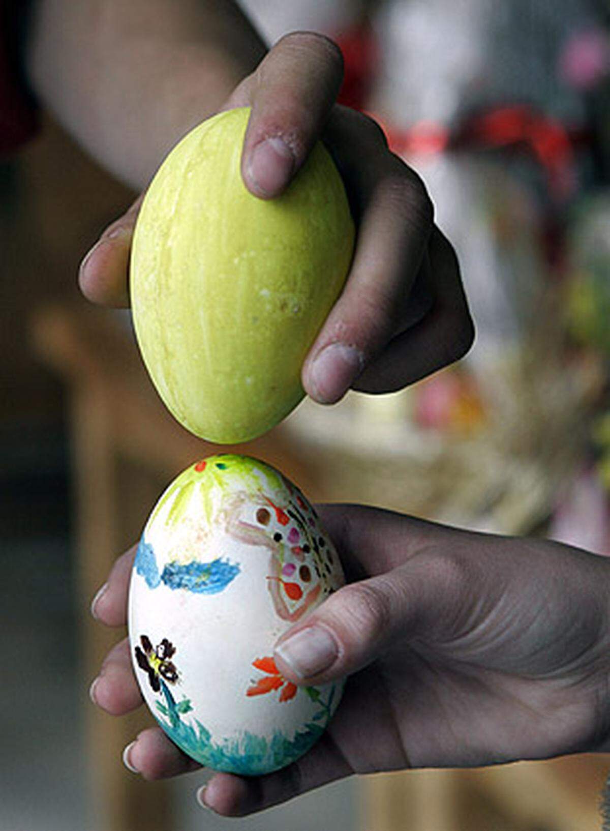 Das "Eierpecken" oder "Eiertitschen" ist ursprünglich ein bayrischer Brauch, der sich nach Österreich, in die Schweiz und sogar nach Russland verbreitet hat. Beim "Pecken" soll die Schale des Eis des gegnerischen Spielers zerbrochen werden. In der Oberpfalz gibt es sogar schon Eierpeck-Wettkämpfe.