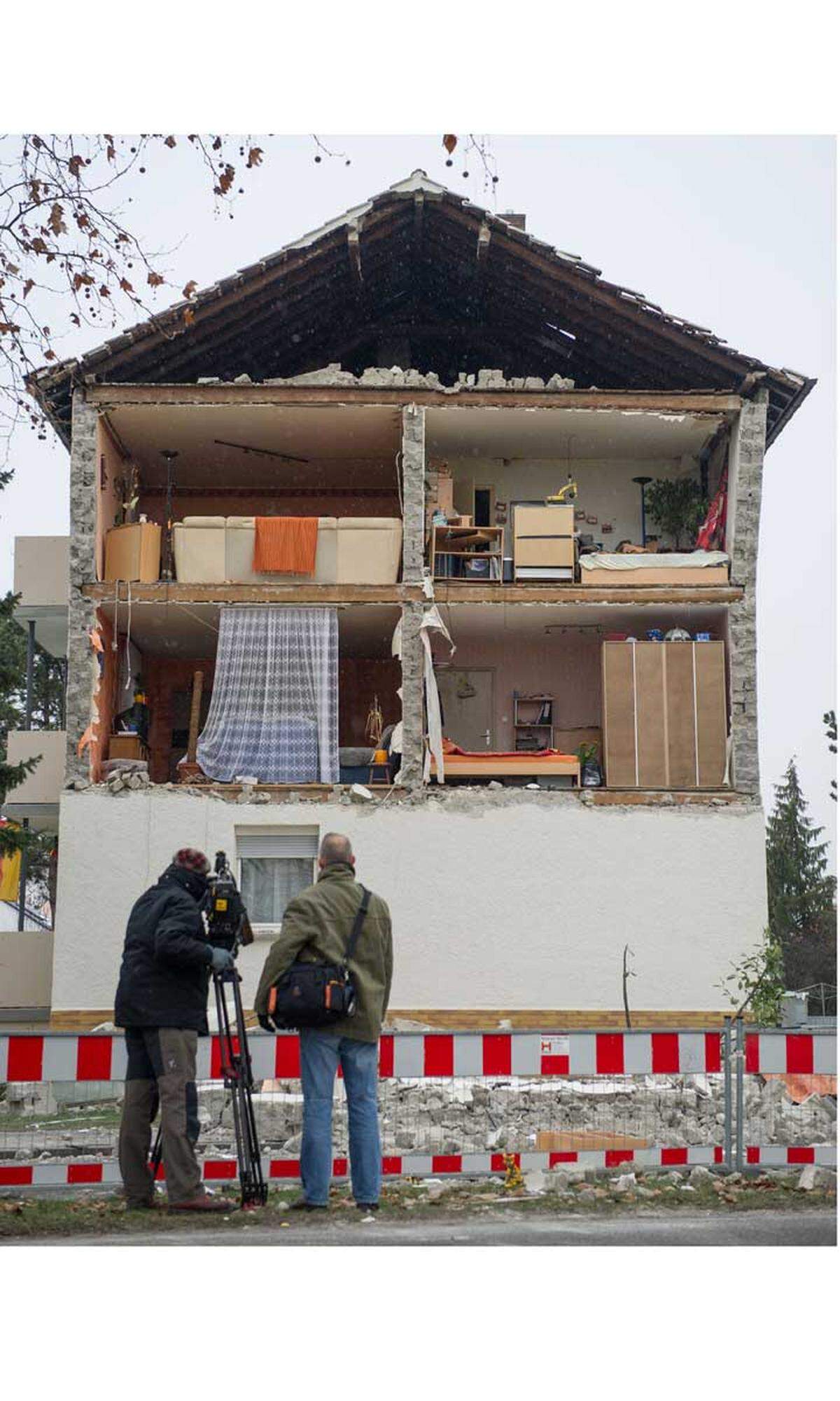 Rätselhaftes Unglück in Rheinland-Pfalz: Die Fassade eines Mehrfamilienhauses in Frankenthal ist am Dienstag aus zunächst unbekannten Gründen komplett eingestürzt. Die acht Bewohner des dreistöckigen Gebäudes blieben nach Angaben einer Polizeisprecherin wie durch ein Wunder unverletzt.