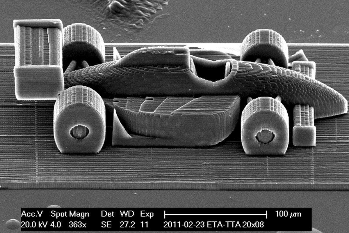 Die höhere Geschwindigkeit macht die Zwei-Photonen-Lithographie nun für die Industrie interessant, sind die TU-Forscher überzeugt. Sie suchen derzeit etwa nach bio-kompatiblen Harzen für medizinische Anwendungen. Damit könnte man maßgeschneiderte Strukturen bauen, die lebende Zellen als Gerüst benutzen können, um biologisches Gewebe nachzubilden.