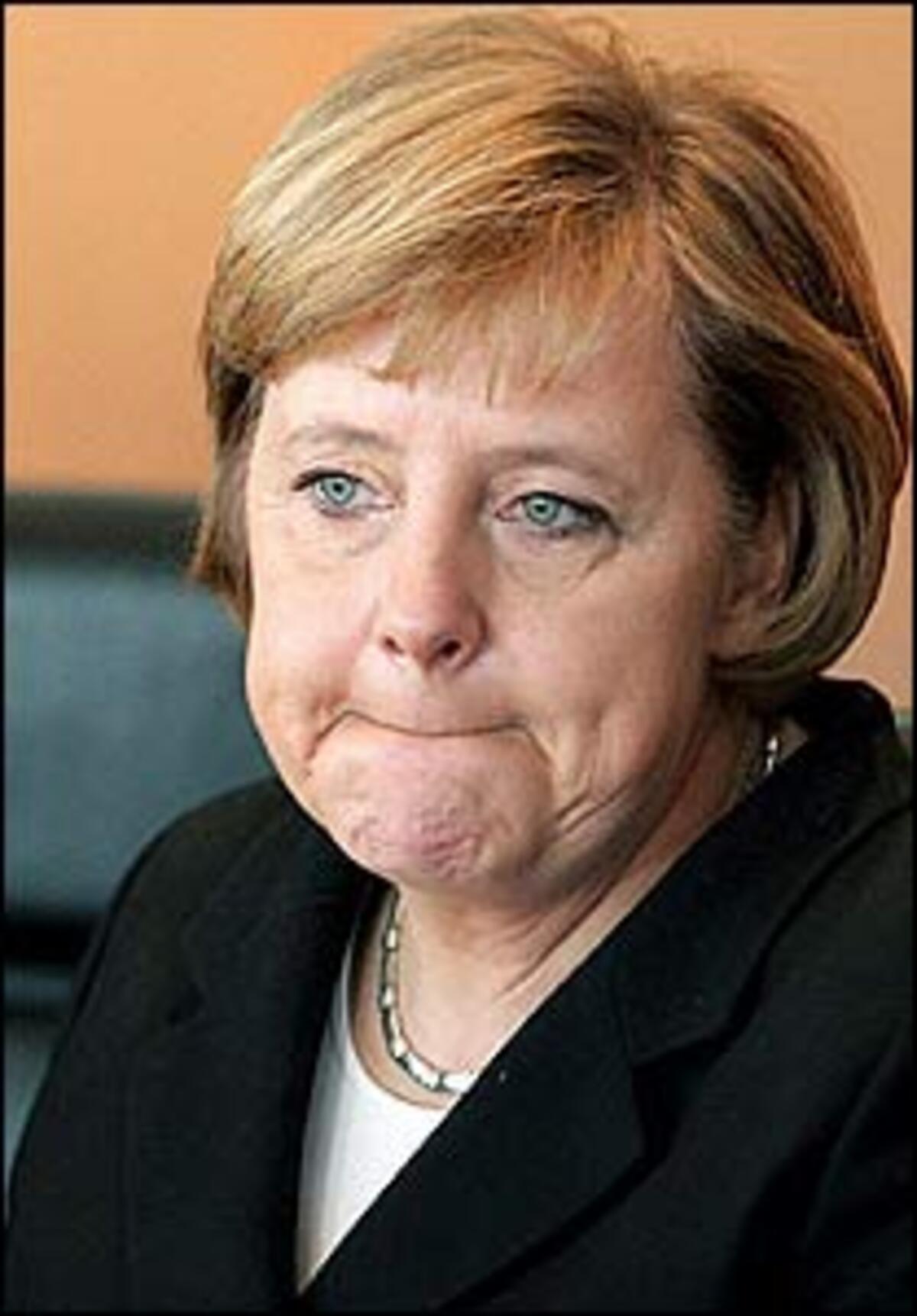 02. November 2006: Deutschland im Aufschwung. Das größte Wirtschaftswachstum seit sechs Jahren, sinkende Arbeitslosenzahlen und sprudelnde Steuereinnahmen werden von der Bevölkerung noch nicht wirklich wahrgenommen. Die CDU-Spitze sägt unverändert an Merkels Stuhl - gleichzeitig wächst ihre Beliebtheit bei der Basis.