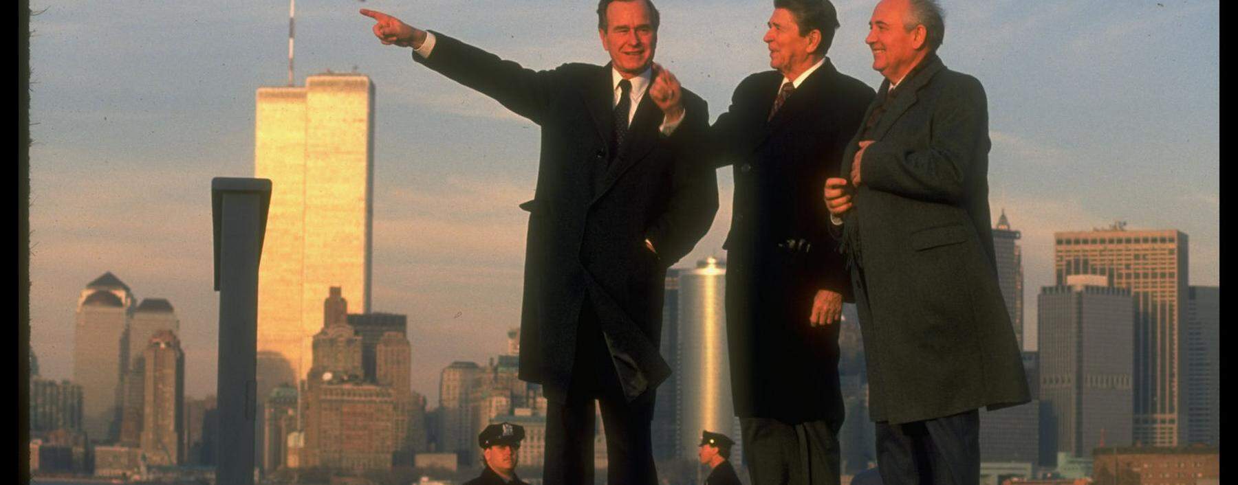 Ade, Kalter Krieg! George Bush, Ronald Reagan und Michail Gorbatschow vor der inzwischen historischen Kulisse von New York.