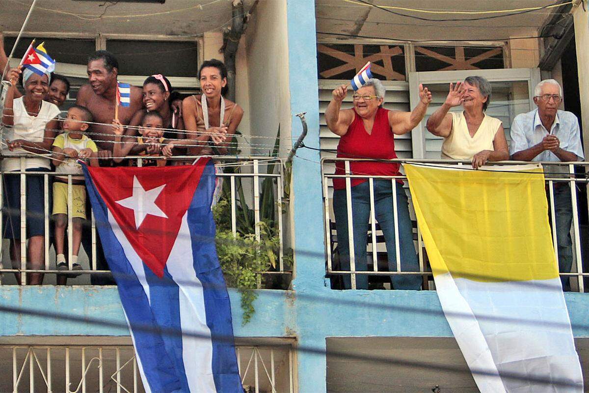 Erste Station auf Kuba war Santiago de Cuba - Benedikt XVI. wurde dort frenetisch empfangen. Am Abend seiner Ankunft feierte er eine Messe vor 200.000 Menschen.