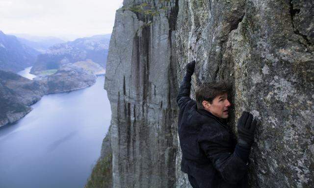 Eine atemberaubende Hänge- und Kletterpartie von vielen: Ethan Hunt (Tom Cruise) klebt am Felsen wie ein Gecko.