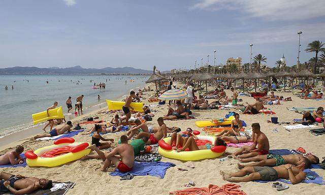 In Folge errichtete Ölbohrtürme vor den Ferieninseln, die Zerstörung des Lebensraums für Fische und das Risiko einer Ölkatastrophe könnte Touristen abschrecken, fürchten Lokalpolitiker.