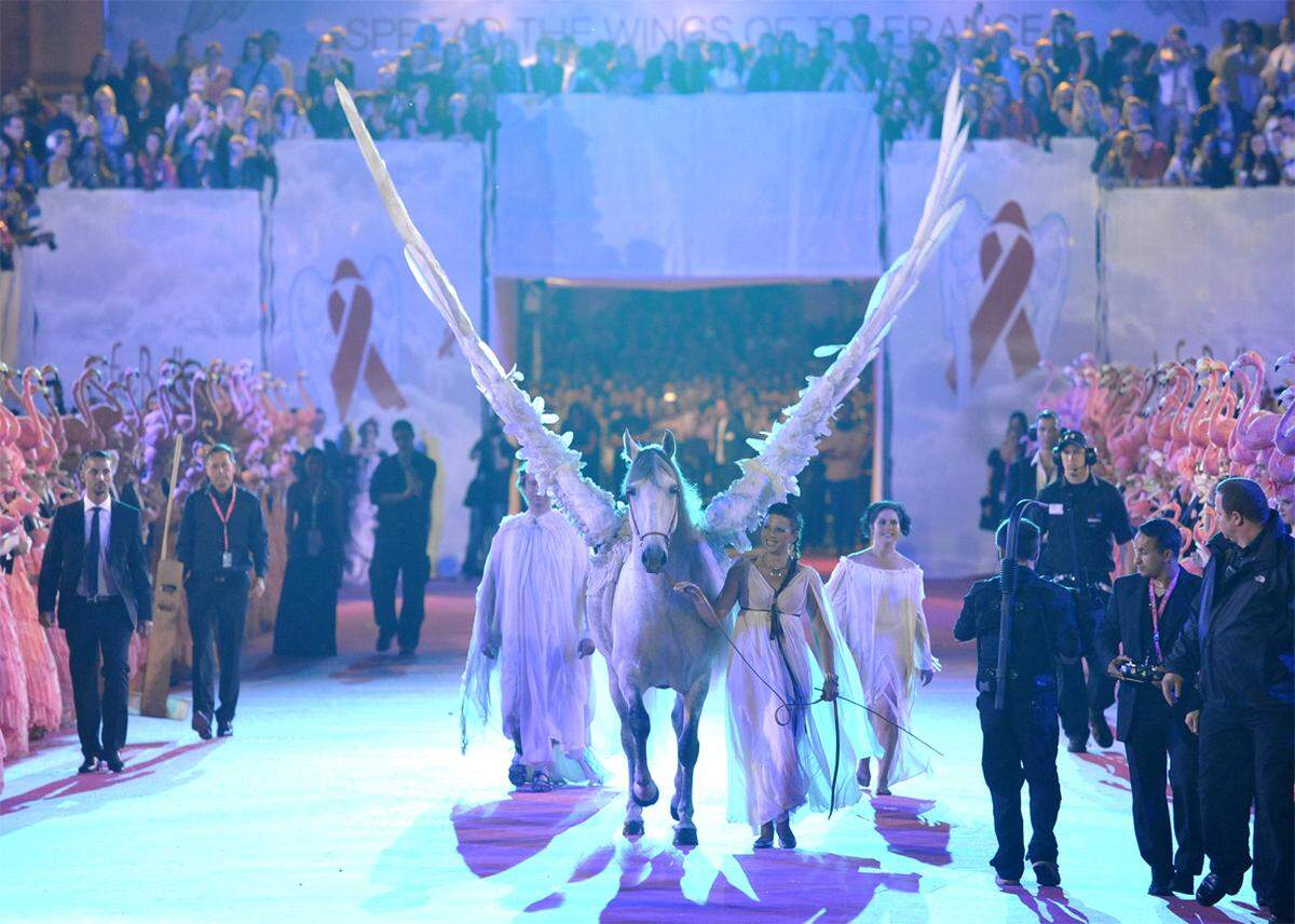 Während der zweiten Tanzeinlage brachte ein flügelschwingender Pegasus (eine Leihgabe aus André Hellers "Magnifico") die Crystal of Hope Kette zum Red Ribbon Catwalk.