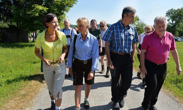 In den Monaten vor ihrer Rückkehr nach Niederösterreich war Mikl-Leitner fast ausschließlich mit der Flüchtlingskrise beschäftigt. Monatelang kämpfte sie mit den Ländern verbissen um jeden Quartier-Platz und nutzte die allgemeine Terror-Angst geschickt aus, um viel Geld und Personal für die Exekutive herauszuschlagen. Ihr hartes Law&amp;Order-Image kontrastierte dabei stets stark mit Mikl-Leitners Auftreten abseits der medialen Aufmerksamkeit. Sie, die mit einer Zwillingsschwester aufwuchs, gehört zu den leutseligsten und allüren-ärmsten Politikerinnen des Landes.