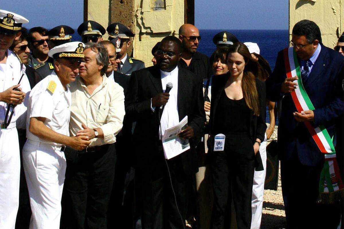 Gemeinsam mit ihrem Mann und ihren Kindern hat sich Hollywoodstar Angelina Jolie für einen Monat in einem Anwesen auf Malta eingemietet. Während Pitt seinen neuesten Film "World War Z" abdreht, ist sie von der Mittelmeerinsel aus als Ehrenbotschafterin des Flüchtlingshilfswerkes UNHCR unterwegs.