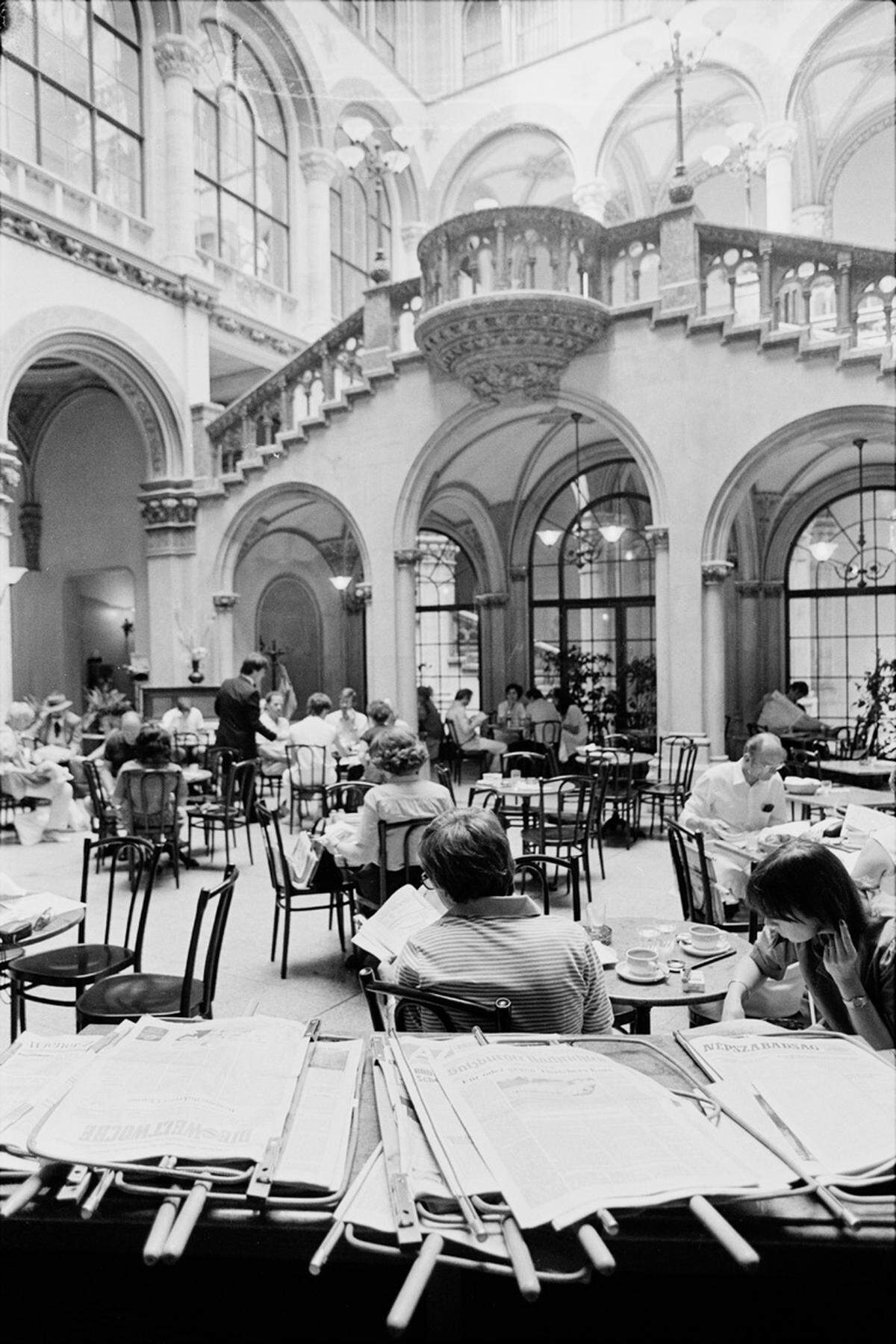 Das Kaffeehaus im Arkadenhof im Jahr 1980
