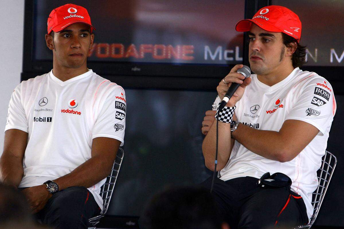 Fernando Alonso kam als zweimaliger Weltmeister zum Rennstall von Ron Dennis und musste miterleben, wie dessen Zögling Hamilton eine herausragende Debütsaison hinlegte und vom Neuling zum Profi reifte. Am Ende dieser Extrem-Beziehung hatte McLaren keinen Titel und wegen der Spionageaffäre, bei der der Spanier als Kronzeuge auftrat, 100 Millionen Dollar und alle Konstrukteurspunkte verloren.