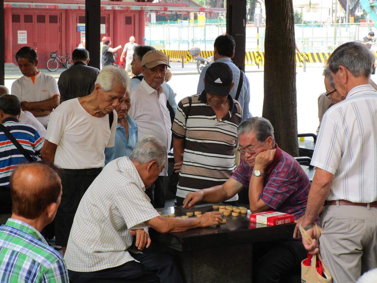 Die gemütliche Seite von Singapur, und gleichzeitig das ewige Asien: Am Rande von Chinatown spielen die Männer seit Jahrzehnten Mah-Jongg.