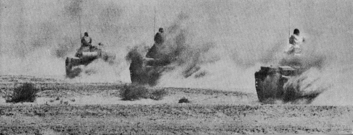 Ägyptische Panzer rollen ins Gefecht.