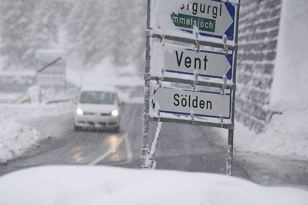 Tirol: Ein Auto kämpft sich am Donnerstagvormittag durch den Neuschnee in Sölden.