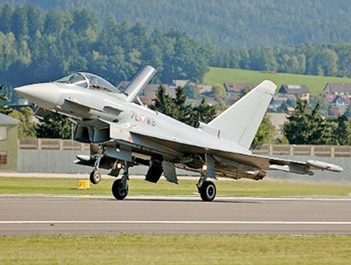 PolitikÖsterreichs erster Eurofighter landet im steirischen Fliegerhorst Zeltweg. Die Bestellung der Flieger war umstritten. Vor den Wahlen hatte der spätere Bundeskanzler Gusenbauer den Ausstieg aus dem für die Republik Österreich ungünstigen Kaufvertrag beschlossen. Verteidigungsminister Darabos verhandelte neue Bedingungen aus: Es werden weniger Eurofighter als ursprünglich vereinbart geliefert, und sie stammen aus einer älteren Tranche.