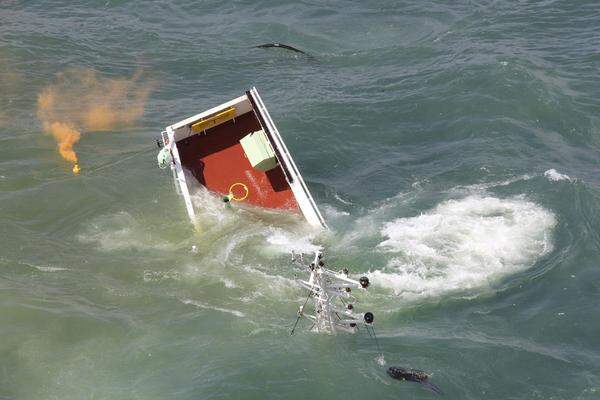 Die Wrackteile und die abgerutschten Container bedrohen die Schifffahrt in einem großen Seegebiet