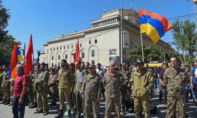 Soldaten und Freiwillige in Jerewan. Armenien hat das Kriegsrecht und eine Mobilmachung ausgerufen.