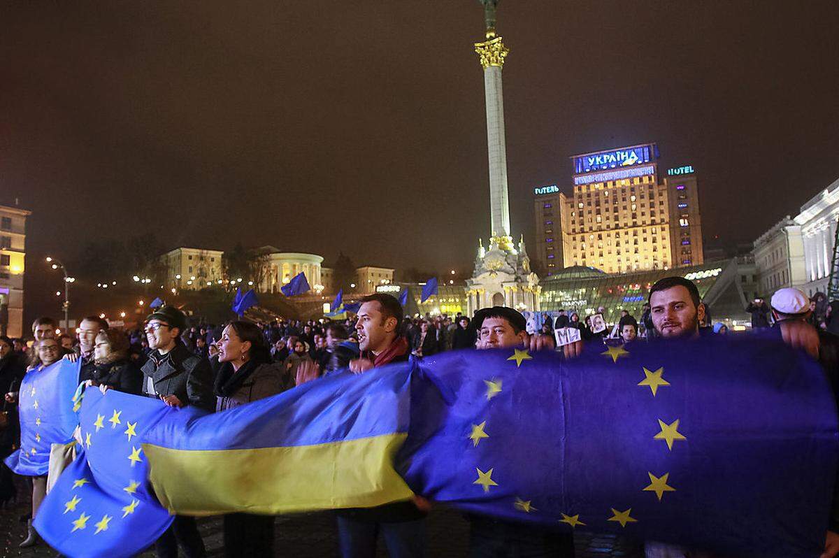 Viele Ukrainer wollen sich die Abkehr von der EU nicht gefallen lassen. Bereits am Abend des 21. November gehen Tausende auf die Straße. "Bringt Schirme, Tee, Kaffee, gute Laune und Freunde mit", schreibt der Journalist Mustafa Najem auf Facebook, einer der Initiatoren der Proteste.