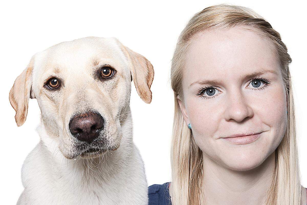 Nadine, 22 Jahre, Ergotherapeutin, mit ihrem Labrador Retriever Emma, 1 Jahr.