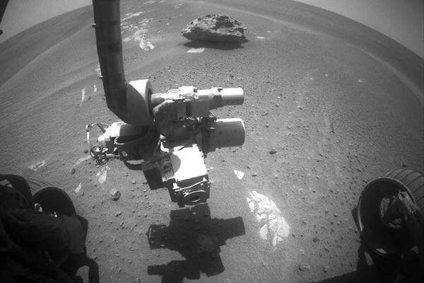 "Curiosity" hob am 26. November 2011 an Bord einer Atlas-Rakete in Cape Canaveral reibungslos ab. Mit etwa 900 Kilogramm ist er etwa fünfmal schwerer als seine Rover-Vorgänger "Spirit" und "Opportunity". Wegen des erheblichen Gewichts musste sich die Nasa ein bisher einmaliges Landungsmanöver einfallen lassen.Ein Bild vom Mars, aufgenommen von "Opportunity"