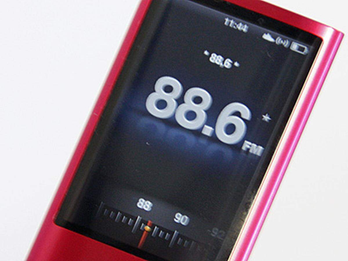 Zu den Neuerungen des iPod Nano der fünften Generation gehört auch ein Radio. Man könnte meinen, Apple ist damit ein wenig spät dran - Radiohören kann man immerhin bereits mit fast jedem Handy. Es wäre aber nicht Apple, wenn es nicht ein paar Extras gäbe.